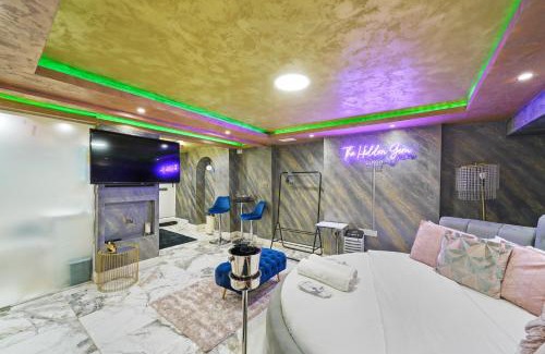 Luton Apartment | Hidden Gem Lt Properties Jaccuzi bath massage chair Superkingsize bed Parking available