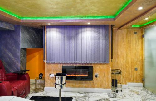 Luton Apartment | Hidden Gem Lt Properties Jaccuzi bath massage chair Superkingsize bed Parking available