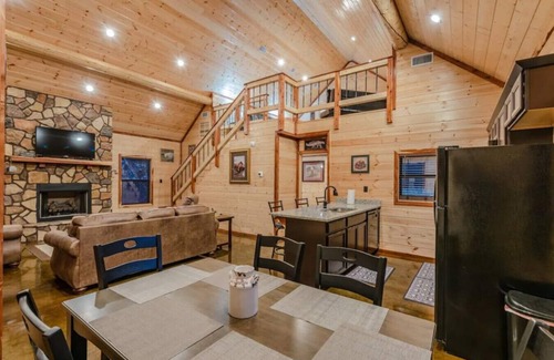 Broken Bow Cabin | Hidden Gem! Lux Master+Loft, Hot Tub, Fireplace, Arcade