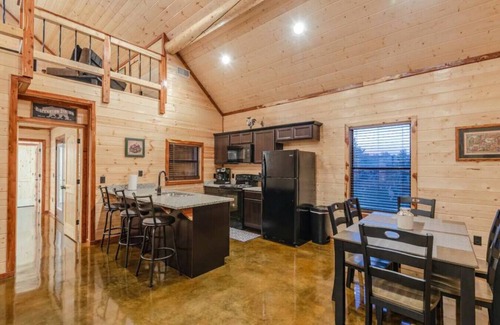 Broken Bow Cabin | Hidden Gem! Lux Master+Loft, Hot Tub, Fireplace, Arcade