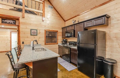 Broken Bow Cabin | Hidden Gem! Lux Master+Loft, Hot Tub, Fireplace, Arcade