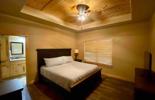 Gruene Cabin | Hidden Gem Luxury Cabin nestled in Gruene