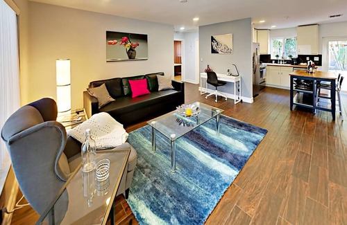 River Oaks Villa | Hidden Gem Vacation Villa w Private Pool Tikihut