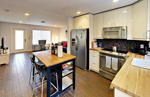 River Oaks Villa | Hidden Gem Vacation Villa w Private Pool Tikihut