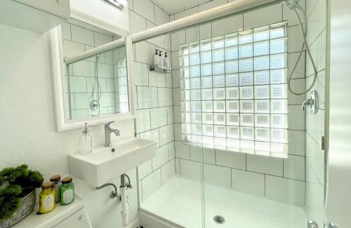 Middletown Apartment | Hidden Gem with Hot Tub and Parking - 4 Guests