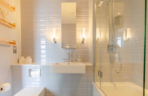 Brixton Apartment | Hidden Gem with Private Balcony, Brixton!