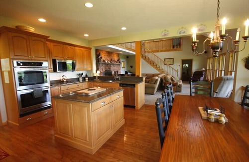 De Lancey House | Hidden Hollow spacious mountain retreatnBeautiful secluded, large yet cozy home