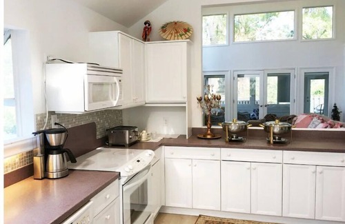 Shipyard Plantation House | "Hidden Jade", heat/cool private pool, sleeps 14, near Beach! Dog-friendly