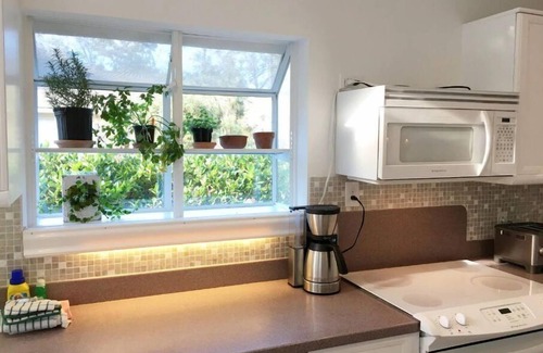 Shipyard Plantation House | "Hidden Jade", heat/cool private pool, sleeps 14, near Beach! Dog-friendly