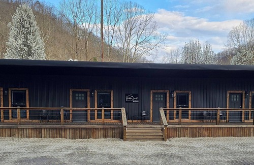 Dingess Apartment | Hidden Jewell - Full Cabin 4 Studio Suites - 9BD/4BA sleeps 15 on Outlaws
