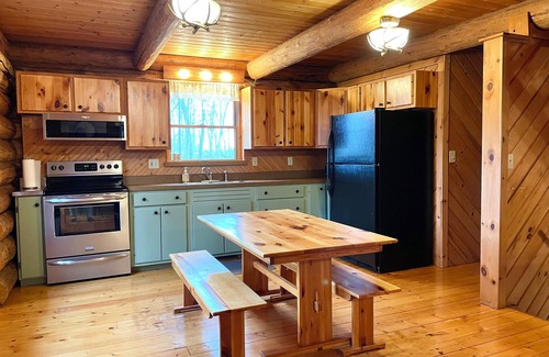 Goshen House | Hidden Log Cabin | Hot Tub | Ping Pong | Family |
