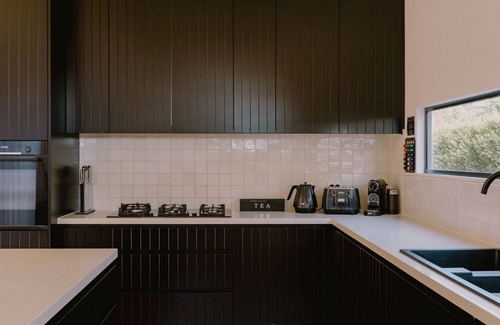 Daylesford House | Hidden Monument Daylesford ~ Spacious Contemporary Home ~ Sleeps 10