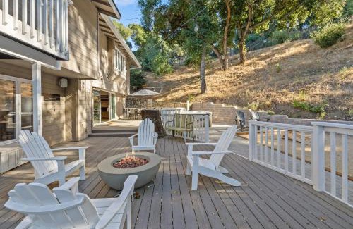 Atascadero House | Hidden Oaks Farmhouse by AvantStay Hot Tub Deck