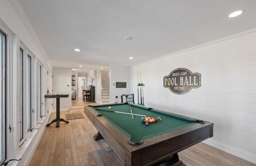 Atascadero House | Hidden Oaks Farmhouse by AvantStay Hot Tub Deck