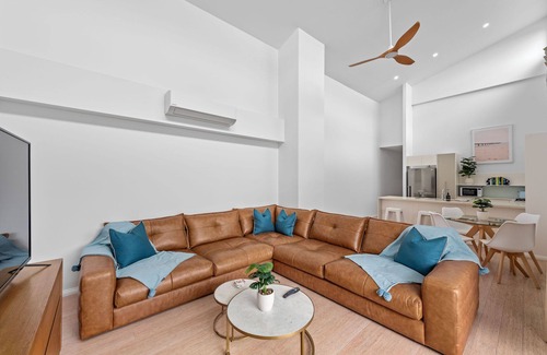 Fortitude Valley Apartment | Hidden Oasis! 2Bed/2Bath/1Car ~ 5mins to CBD