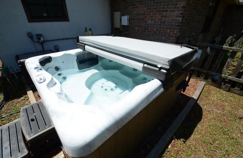 Palm Harbor House | HIDDEN OASIS Spacious Pool Home with Florida Room and Hot Tub