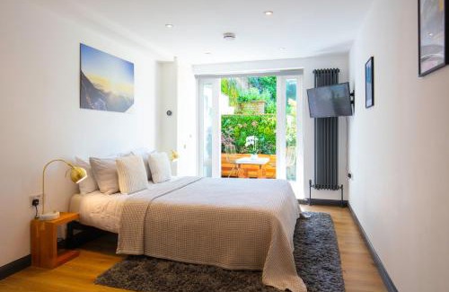Coldharbour Apartment | Hidden Retreat with Steam room, KING bed near tube