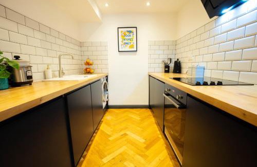 Coldharbour Apartment | Hidden Retreat with Steam room, KING bed near tube
