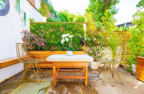 Coldharbour Apartment | Hidden Retreat with Steam room, KING bed near tube