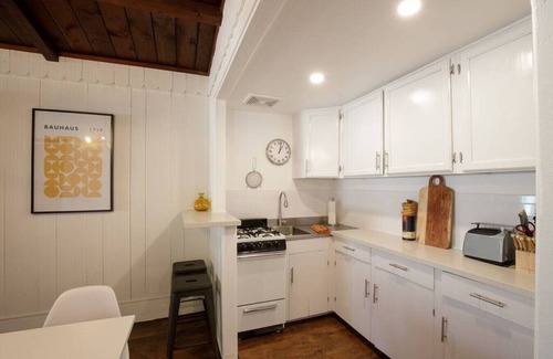 Bel Air House | Hidden Sanctuary in Melrose: Heated Pool!