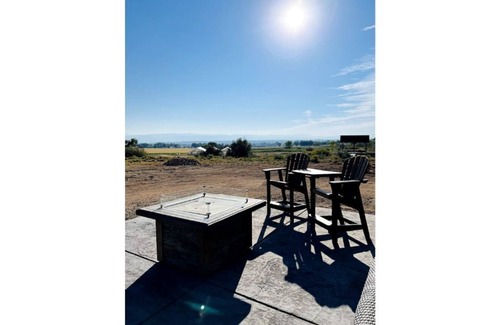 Montrose County House | Hidden Seewald Cabin on Vineyard with Hot Tub