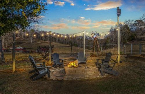 Walland House | Hidden Star Hideaway-Blackberry Farm-Smoky Mtn Nat Park-Hot Tub- Fire Pit- Fenced Yard- Pet Friendly