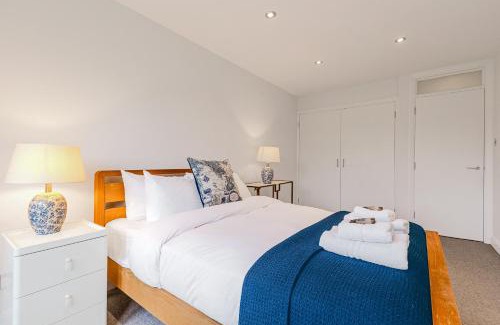London Borough of Hounslow Apartment | Hidden treasure 2 BR ground floor apt, Brentford