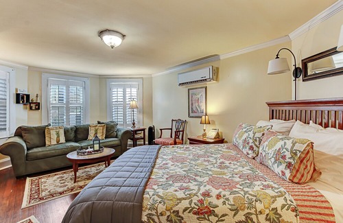 Savannah Victorian District Apartment | Hidden Treasure at Forsyth Park