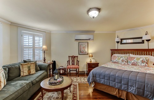 Savannah Victorian District Apartment | Hidden Treasure at Forsyth Park