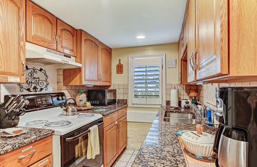 Savannah Victorian District Apartment | Hidden Treasure at Forsyth Park
