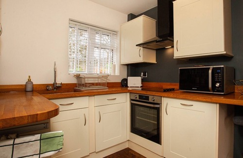 Bracknell House | Hide Away House with Hot Tub and Driveway