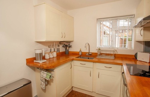 Bracknell House | Hide Away House with Hot Tub and Driveway