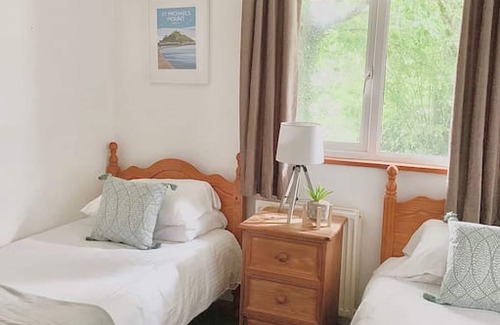 Saint Breward Cabin | Hideaway Lodge, Hengar Manor 4 bed sleeps 8-10
