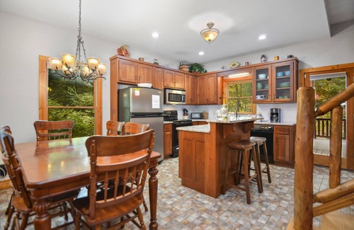 Ellijay Cabin | Hide'n Go Creek-Waterfront, Hot tub, firepit