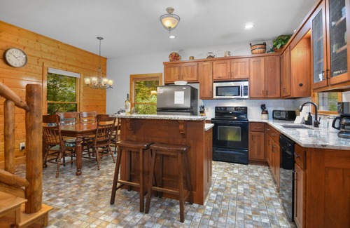 Ellijay Cabin | Hide'n Go Creek-Waterfront, Hot tub, firepit
