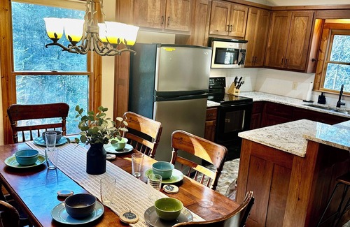 Ellijay Cabin | Hide'n Go Creek-Waterfront, Hot tub, firepit
