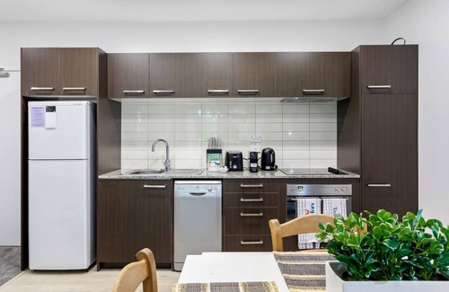 Takapuna Apartment | Hideaway Apartment with Pool & Free Parking
