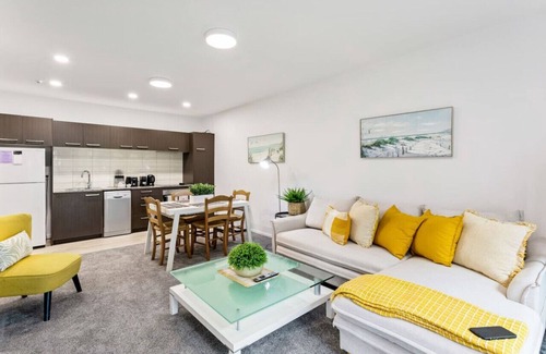 Takapuna Apartment | Hideaway Apartment with Pool & Free Parking