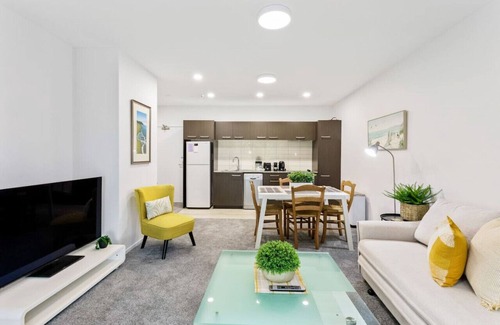 Takapuna Apartment | Hideaway Apartment with Pool & Free Parking