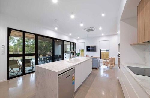 Hideaway Bay House | Hideaway Bays Luxury brand new house - across from the beach!