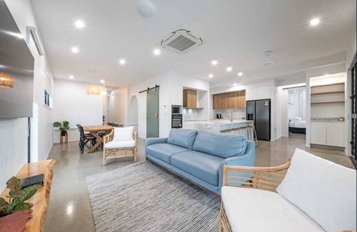 Hideaway Bay House | Hideaway Bays Luxury brand new house - across from the beach!