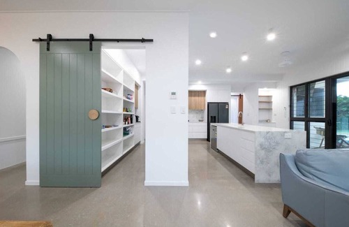 Hideaway Bay House | Hideaway Bays Luxury brand new house - across from the beach!