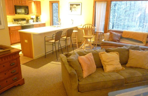 Killington Apartment | Hideaway Chalet Upper Level -Luxury Apartment Great Location, Hot Tub, Deck
