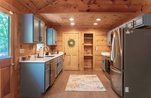Ellijay Cabin | Hideaway Creek - Next to Roo Vineyard, Creek, Hot Tub, Fire Pit, Dog Friendly