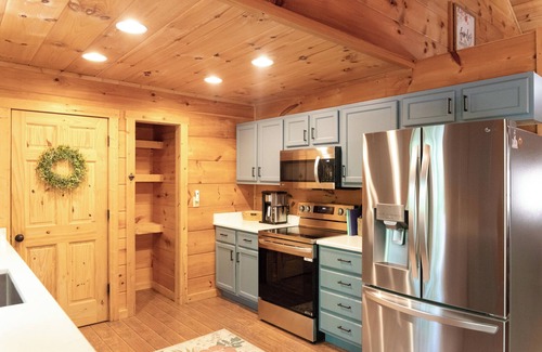Ellijay Cabin | Hideaway Creek - Next to Roo Vineyard, Creek, Hot Tub, Fire Pit, Dog Friendly