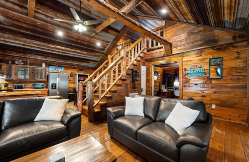 Trenton House | Hideaway Lodge | Rustic w/Hot Tub | Dog Friendly