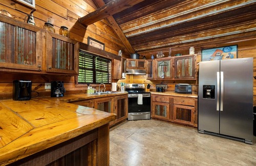 Trenton House | Hideaway Lodge | Rustic w/Hot Tub | Dog Friendly
