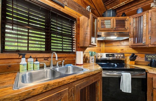 Trenton House | Hideaway Lodge | Rustic w/Hot Tub | Dog Friendly