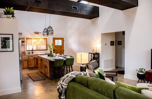 Eagle Rock House | Hideaway South Secluded & Dog-Friendly on Table Rock Lake-close to Eureka Sprngs