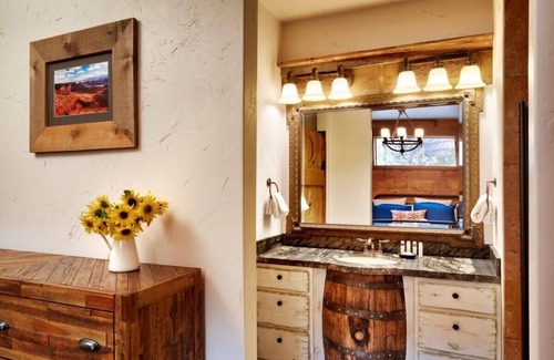 Moab South Valley Bed & Breakfast | Hideout @ the Rim - John Wayne Suite